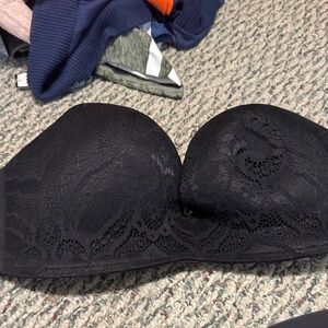 Chic Black Lace Strapless Bra
